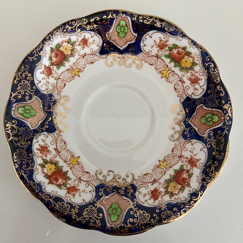 VINTAGE Royal Standard England Fine Bone China Cobalt Imari Pattern Fancy Saucer